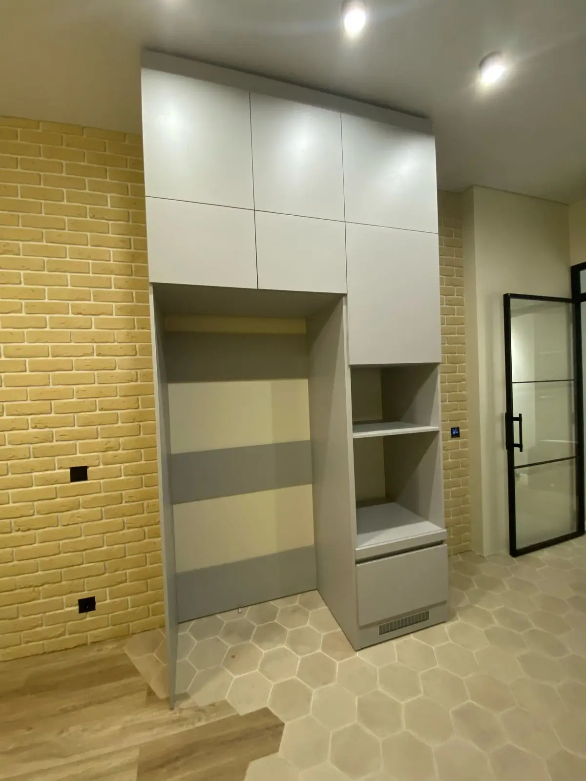 Кухня, пеналы под бытовую технику